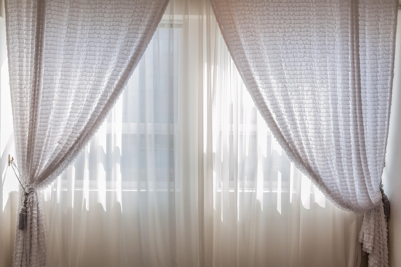 O estilo de interiores é muitas vezes definido menos pelo mobiliário e mais pelos detalhes que o rodeiam. Cortinas que suavizam a luz, roupa de cama que define o ambiente do quarto ou toalhas de mesa que elevam discretamente as refeições diárias, tudo isto contribui para a sensação que uma casa transmite. Para muitas famílias na Polónia, a Eurofirany tornou-se uma referência para estas escolhas subtis, mas marcantes, oferecendo têxteis que equilibram a praticidade com um apurado sentido de estilo.