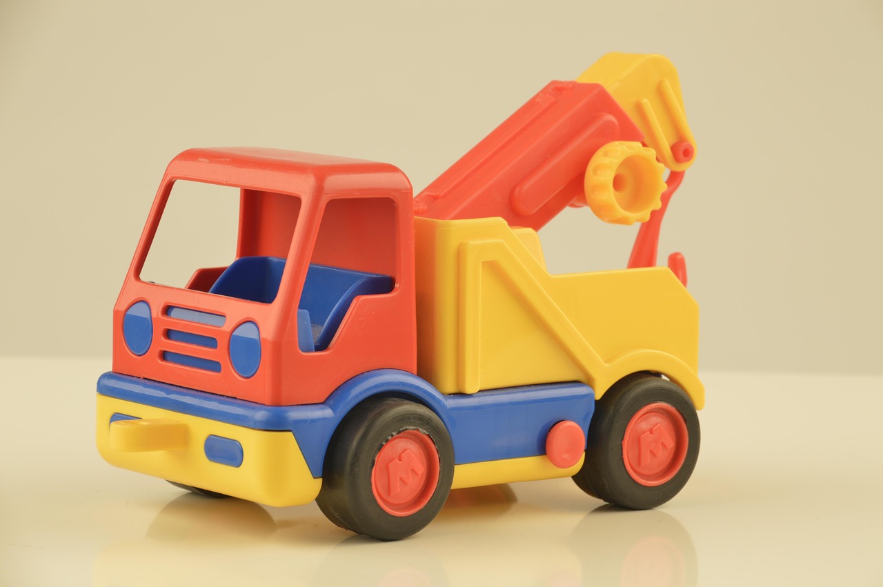 Brincar sempre foi mais do que entretenimento. É a forma como as crianças exploram ideias, testam limites e se conectam com os outros. Para os pais, é também uma forma de apoiar o desenvolvimento, a criatividade e o tempo partilhado em casa. Em Portugal, a Toys“R”Us evoluiu para dar resposta a estas necessidades multifacetadas, tornando-se um destino familiar mais completo, e não apenas um local para comprar brinquedos.